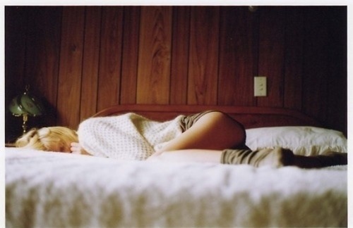 Мачеха демонстрирует свою грудь лёжа на кровати фото